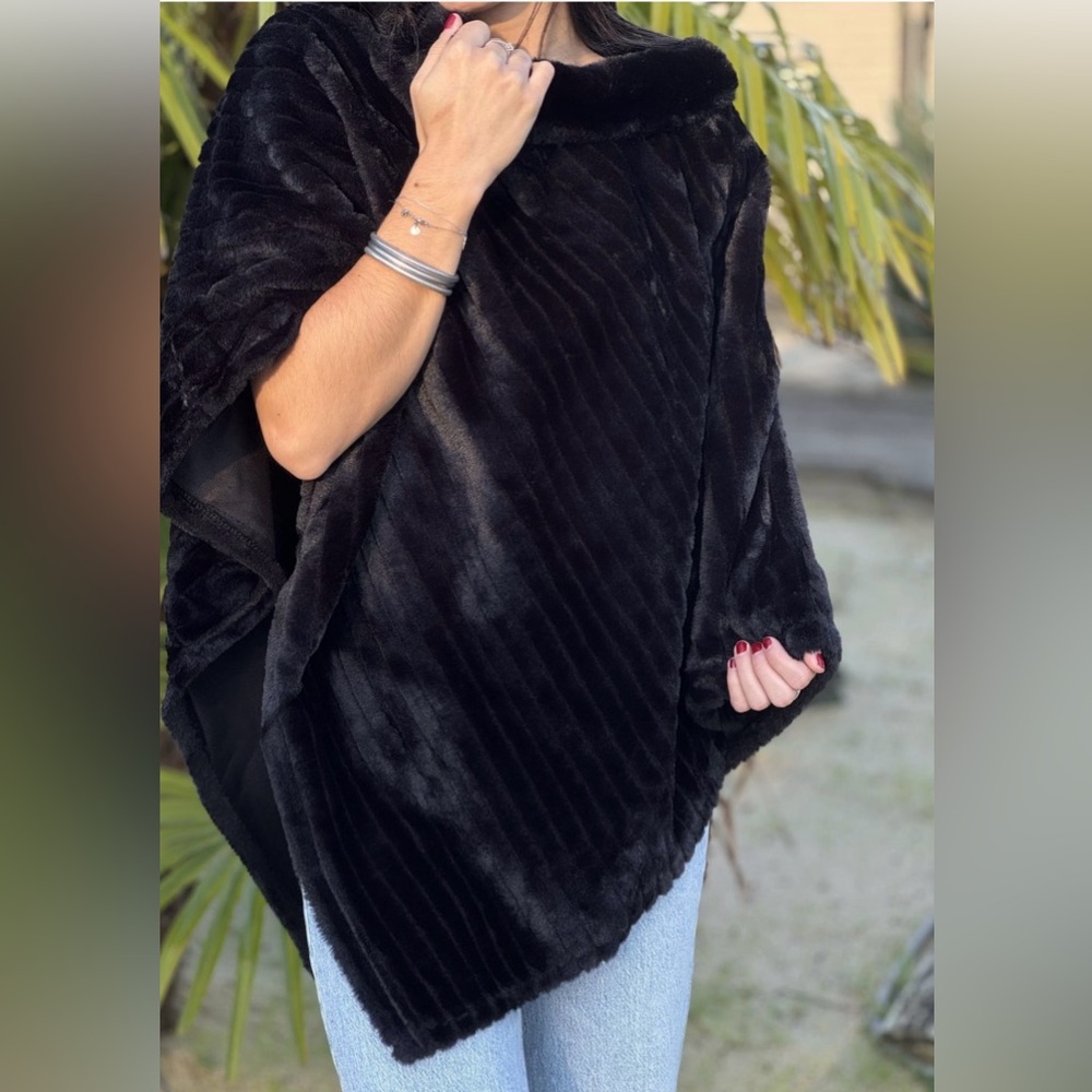 🏷️NWT 🖤Faux Mink  Black Poncho with Collar